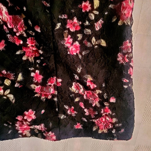 NWT Plus Size 1X Black Floral Lace Knit Top Fitted Blouse Hook & Eye Closure - Picture 4 of 7